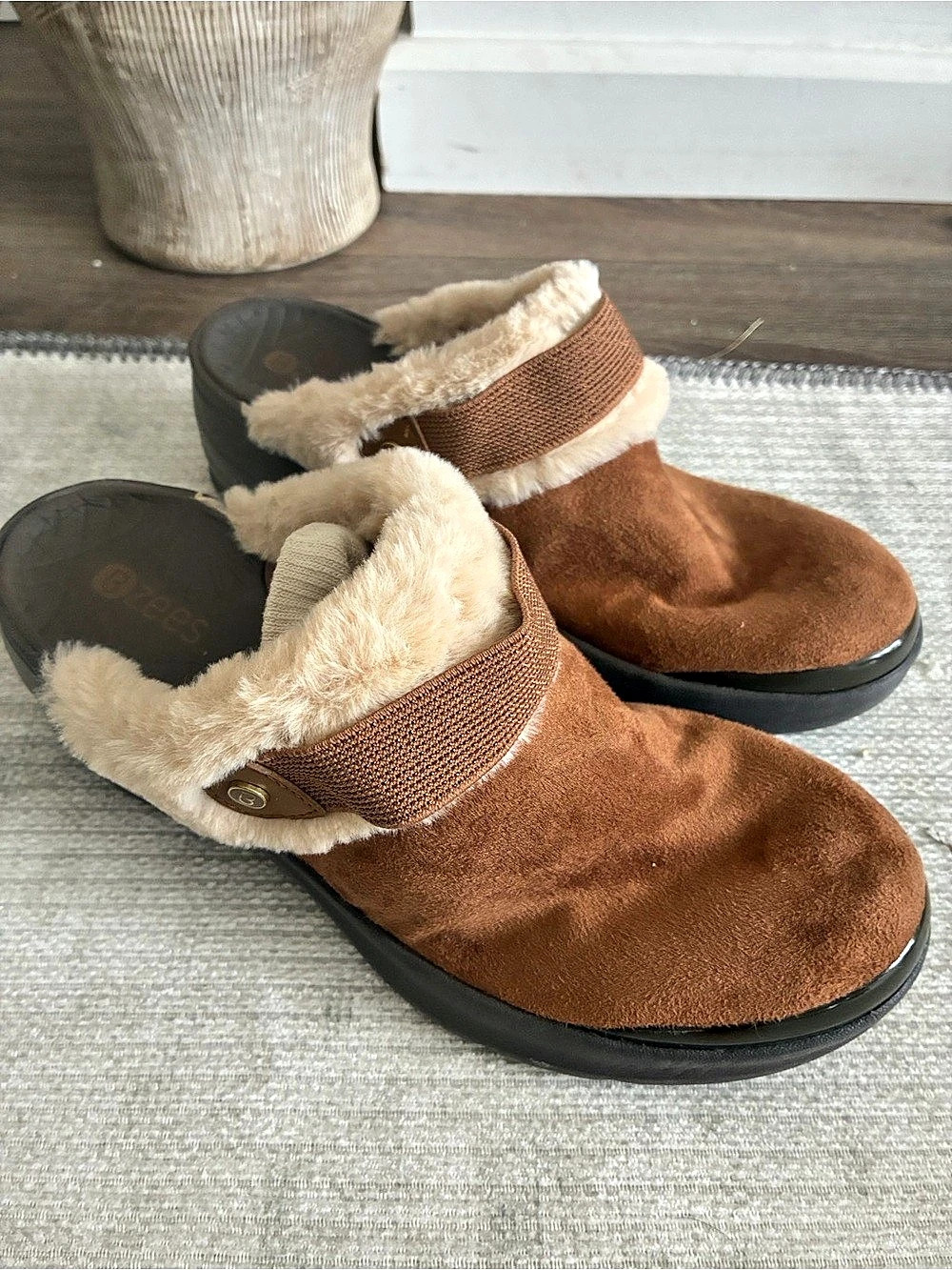 BZees Kismet slip-on comfort mules/clogs in a brown Like New